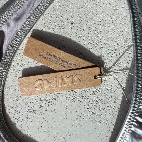 Skims one piece metallic - Picture 3 of 4
